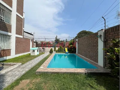 Vive Como En Un Club Privado: Con Sol Todo El Año, Venta De Departamento En Condominio Cerrado Con Piscina, Área De Parrilla Y Dos Cocheras En Huachipa.