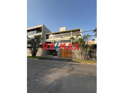 Hermoso Y Amplio Penthouse Duplex Frente A Parque En La Mejor Zona De Chacarilla, 3 Cocheras, Enorme Terraza Con Bbq Y Piscina Privada.