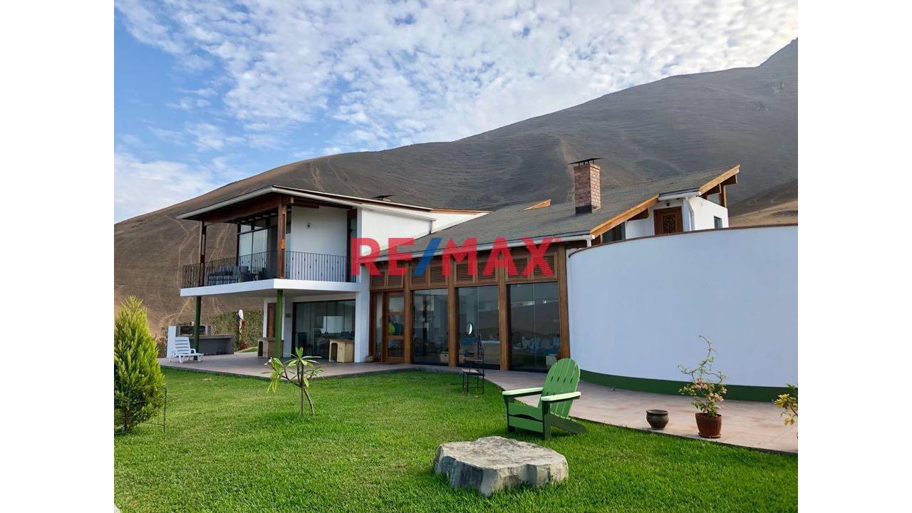 Hermosa Casa Rodeada De Jardines En Pachacamac