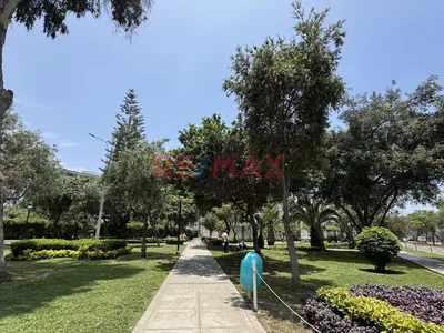 Se Vende Casa Como Terreno Frente A Parque En Av. Buena Vista Chacarilla - San Borja