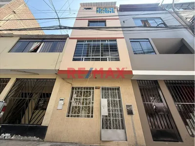 Alquilo Casa De 4 Pisos - Frente A Plaza Norte