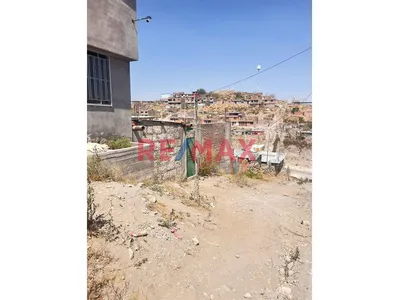 Terreno Con Vista Panorámica, Doble Fachada Y Construcción En Paucarpata