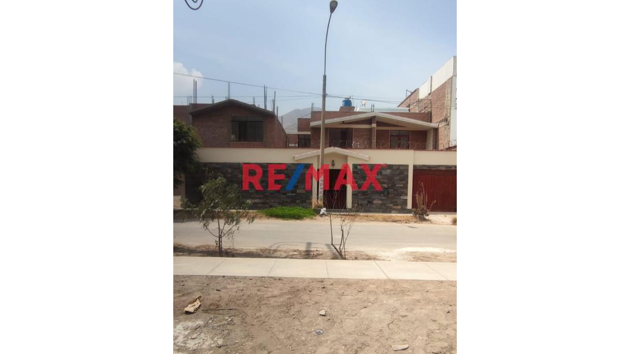 Casa En Huampaní – 320 M² De Terreno | 470 M² Construidos | 10 Dormitorios
