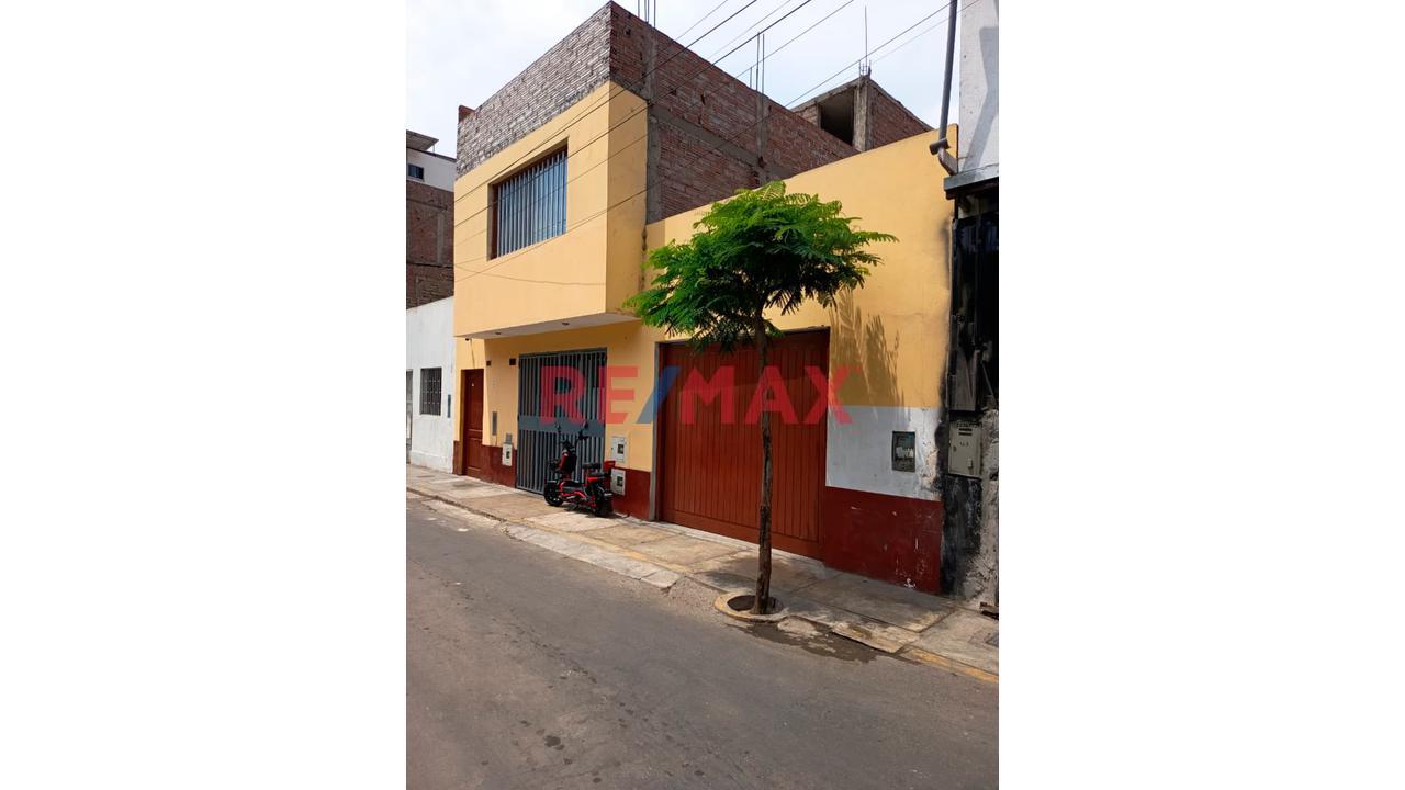 Venta : Casa De 3 Pisos + Local Comercial - Surquillo