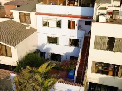 Venta de Casa en Ate - Lima 8 Dormitorios 