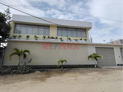 Amplia Casa De Estreno En Loma Linda Con Cochera Y Aire Acondicionado En Alquiler
