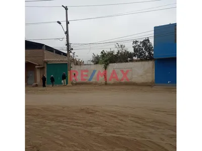 Venta De Terreno Con Casa, Piscina Y Árboles Frutales – Frente A Parque
