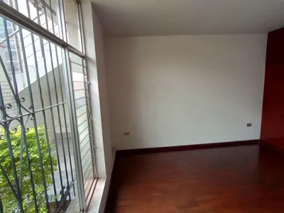 Casa en venta · Jirón Batallón Tarma, Santiago de Surco · 300 m², 5 dorm.