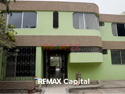 Oportunidad Única En San Borja: Casa De 300 M² Con Amplios Jardines