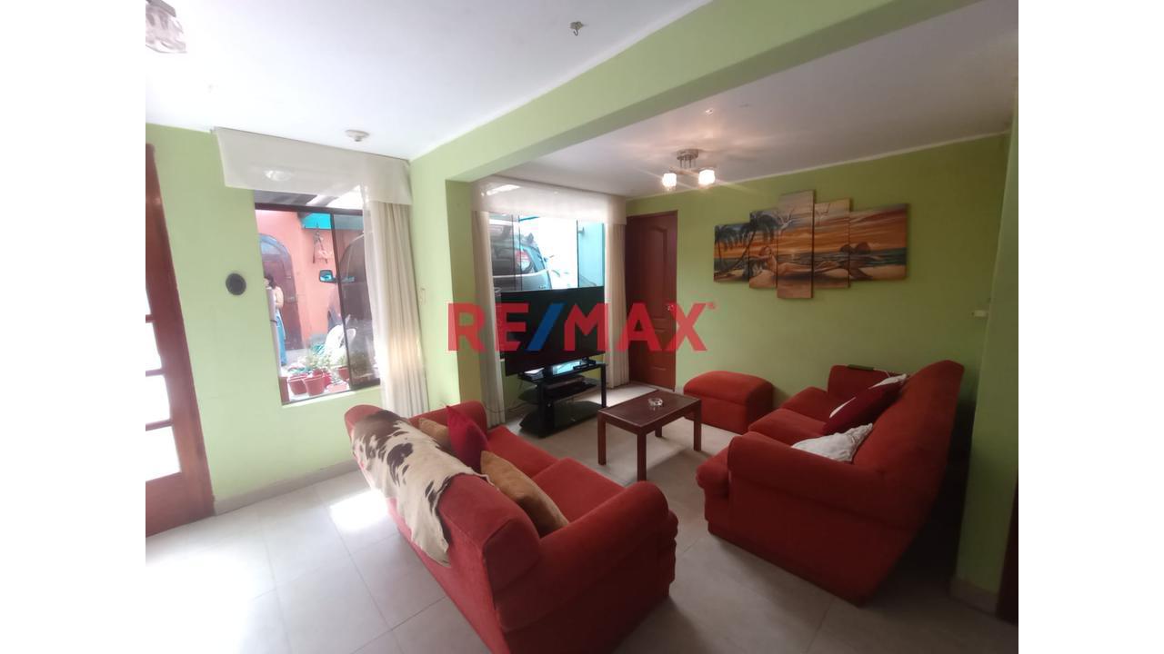 Casa De 3 Pisos Con Patio Para 2 Autos – Amplitud, Iluminación Y Ubicación Estratégica.
