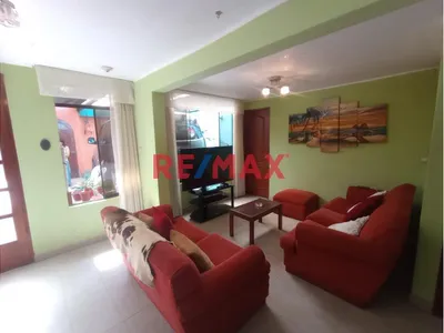 Casa De 3 Pisos Con Patio Para 2 Autos – Amplitud, Iluminación Y Ubicación Estratégica.