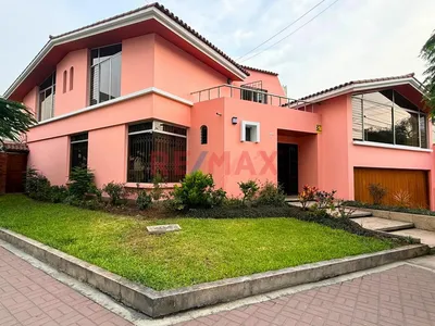 ✨ Casa Exclusiva En San Isidro | Esquina + Doble Frente | 495 M²
