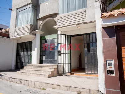 Alquilo Amplio Local  Comercial Por La Unsa