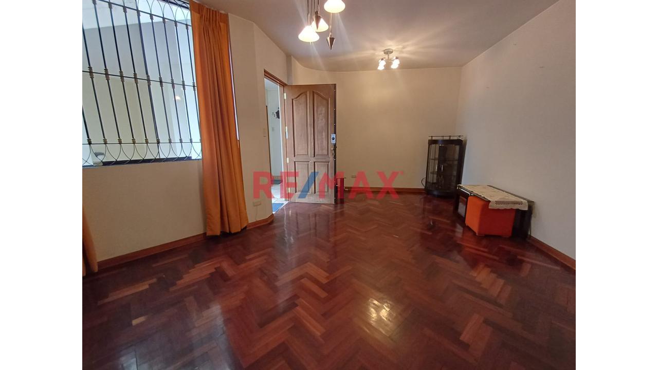 Departamento Amplio Con Terraza Y Excelente Ubicación En Pueblo Libre