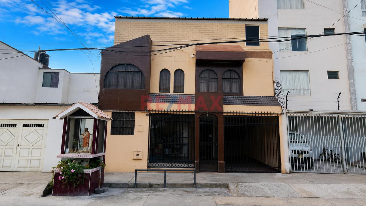 🏡 ¡Vendo Casa De 3 Pisos En Cercado De Lima – Ideal Para Vivir Y Generar Renta! 💰