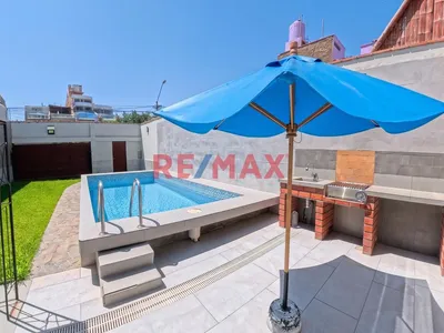 Casa De Playa Con Piscina En Venta