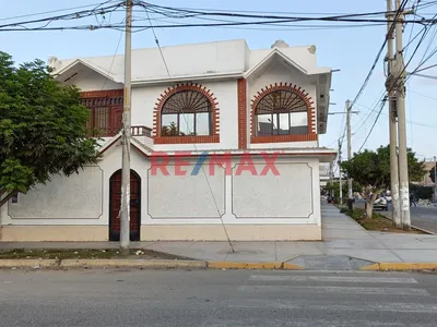 Vendo Amplia Casa De 335 M2  Con 4 Cocheras , Ideal Para Empresas O Familias
