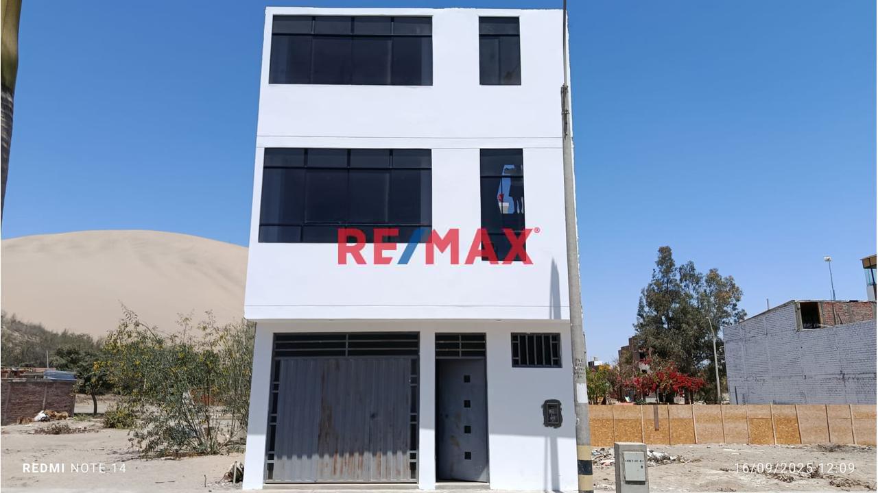 Casa - Local Comercial - Moderna En Venta – Urb. Posada Del Sol | 3 Pisos
