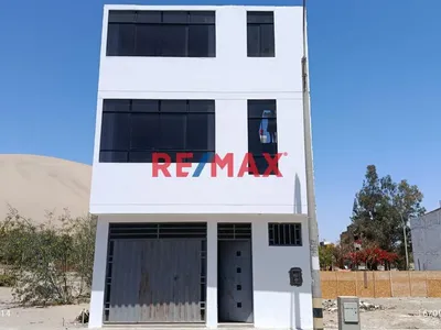 Casa - Local Comercial - Moderna En Venta – Urb. Posada Del Sol | 3 Pisos