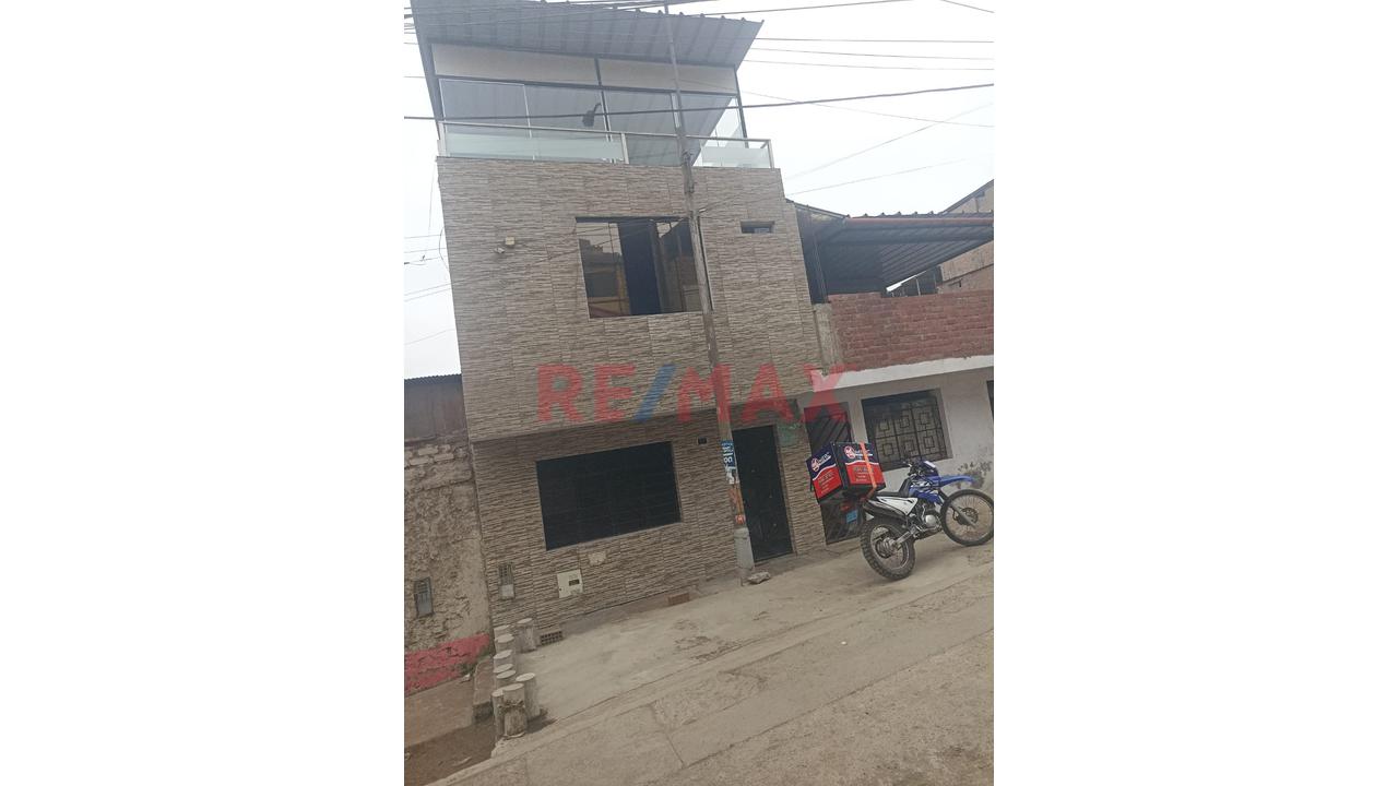 Venta De Casa De 2 Pisos  En Villa Maria Del Triunfo