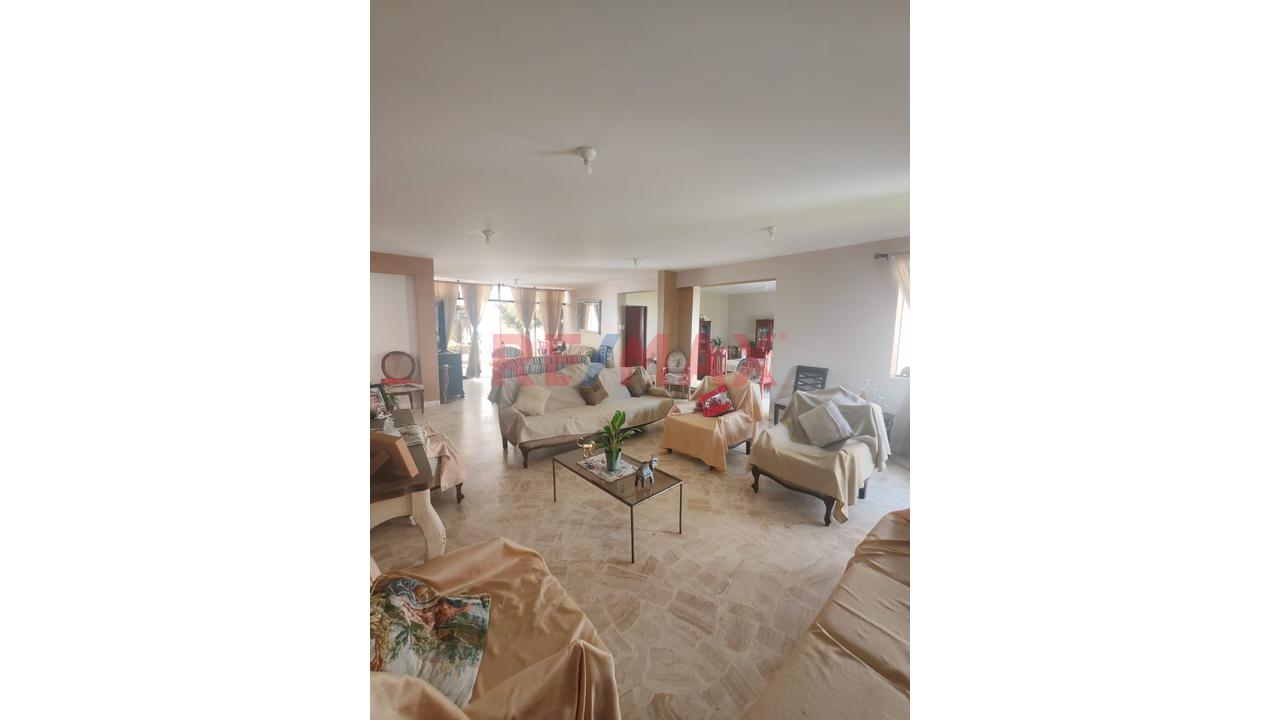 Vendo Exclusiva Residencia De 440 M² En Huaral: Confort En Un Solo Nivel, Amplio Jardín Y Totalmente Amoblada