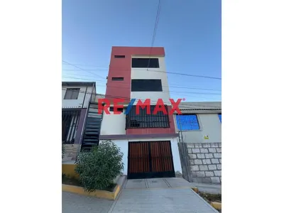 Triplex De 6 Habitaciones Y Azotea Propia En Cerro Colorado