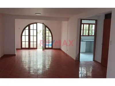 Casa En Urb. Los Cedros, Chorrillos – Luz Natural, Jardín Y Piscina