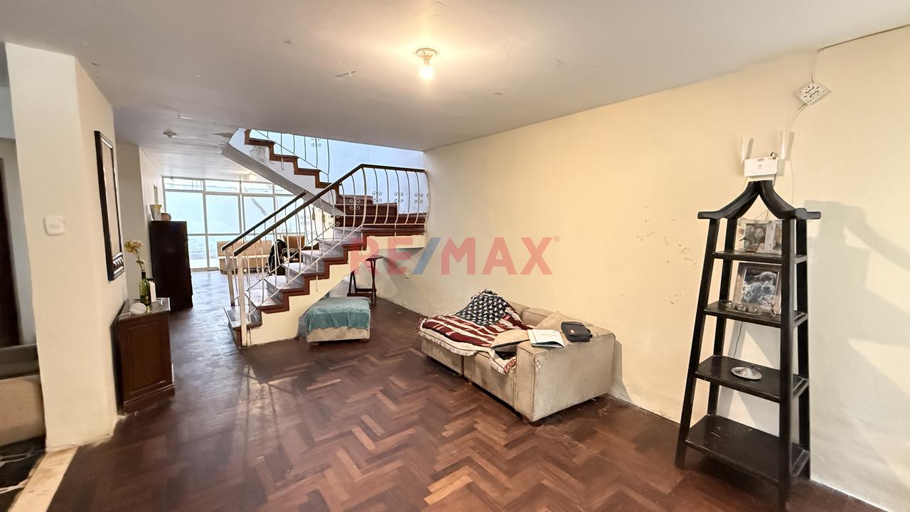Venta De Casa De 3 Pisos En Psj. Nauta,A La Perla