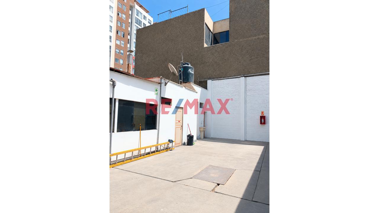 Alquiler Local Comercial Bien Ubicado En Santa Beatriz, Con Estacionamientos Para Clientes