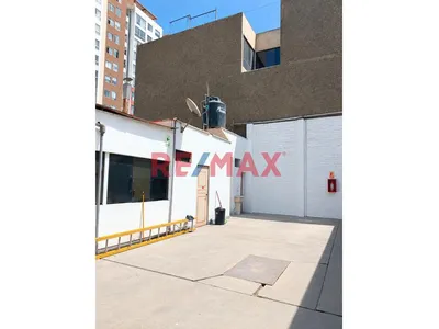 Alquiler Local Comercial Bien Ubicado En Santa Beatriz, Con Estacionamientos Para Clientes