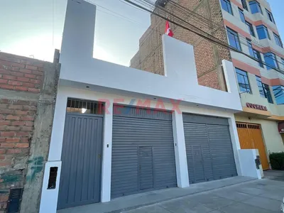 🏢 Alquiler De Amplio Local Comercial De 180 M² En Comas 🏢