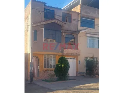 En Venta Casa De 3 Pisos ,  Mariano Melgar Parte Baja