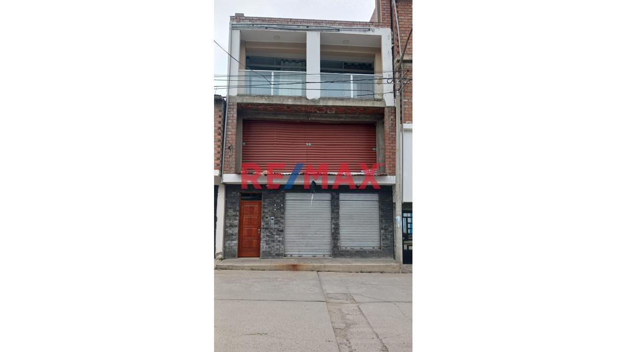 Venta De Casa De 3 Pisos, Frente A Parque Av. Ancash - Huaraz
