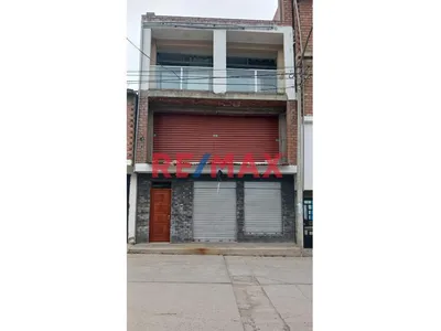 Venta De Casa De 3 Pisos, Frente A Parque Av. Ancash - Huaraz