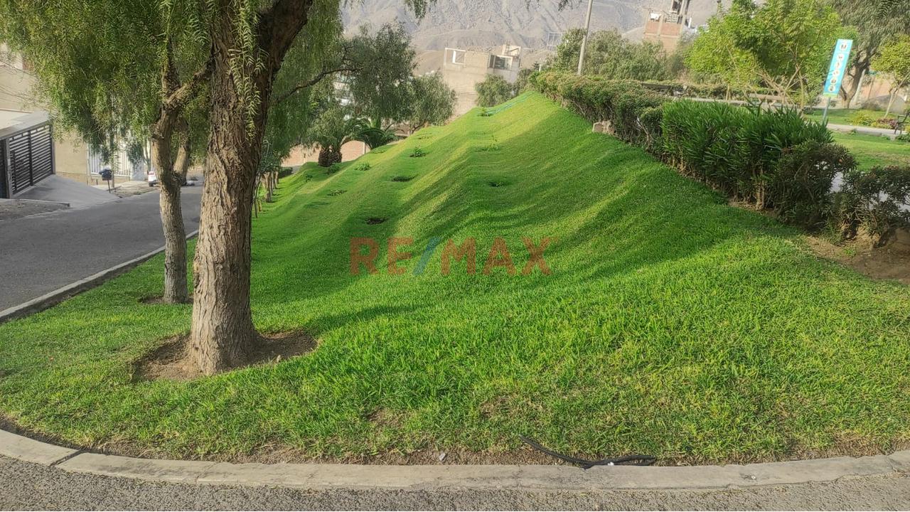 Se Vende Lindo Terreno En Las Praderas                                                   De La Molina                              Parametros Para 3 Pisos Y Terraza                                    