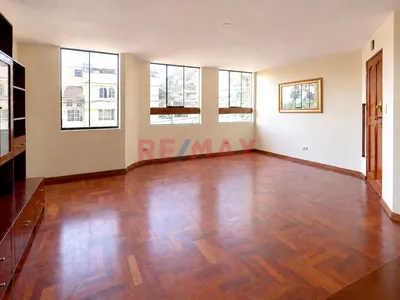 🏡 ¡EN VENTA AMPLIO DEPARTAMENTO A ½ CDRA. DE PARQUE EN LA MOLINA! 🌳✨