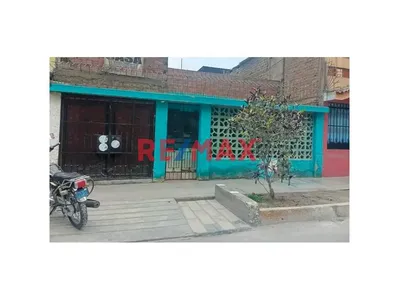 ¡Oportunidad De Inversión En Comas – Casa Como Terreno!