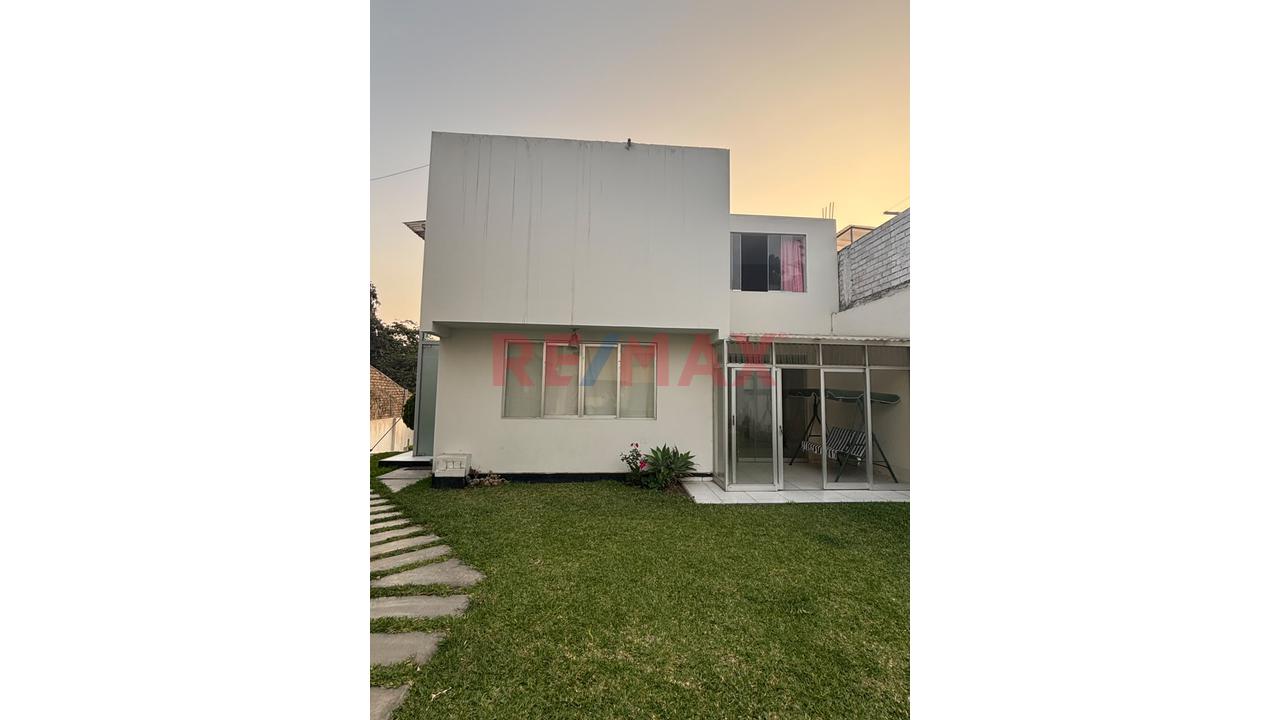 Casa  Con Estacionamiento En Santa María – Chosica