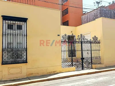 Se Vende Casa  Amplia Y Acogedora,  A Un Paso Del Malecon De Chorrillos