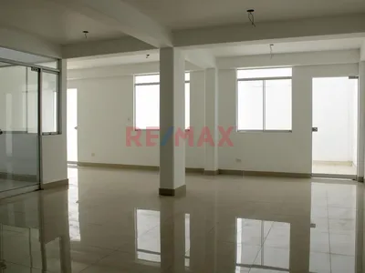 Alquilo Oficina / Consultorio – Miraflores | 90 M² | 2.º Piso | Ascensor