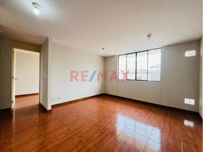 Vendo Departamento En San Miguel, Primer Piso Y Con Cochera.