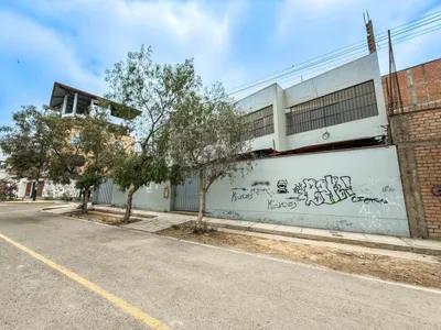 Venta de Casa en Ate - Lima 6 Dormitorios 