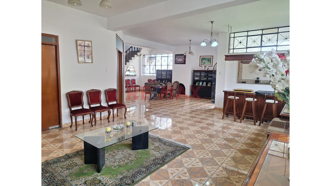 Se Vende Palacio De 4 Pisos Con Piscina En Puente Piedra