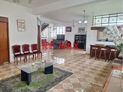 Se Vende Palacio De 4 Pisos Con Piscina En Puente Piedra