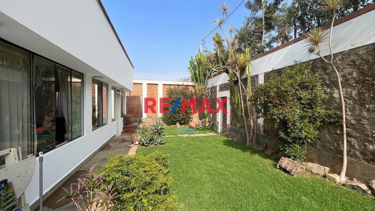 Venta Casa De 4 Niveles Con Patio, Terraza Y Jardín En La Molina