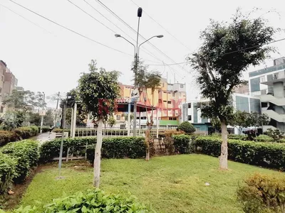 Lima Urb. Manzanilla - Venta De Departamento En Zona Comercial