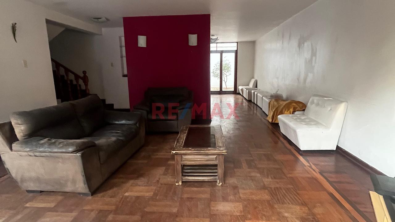Vendo Casa De Dos Pisos Y Terraza Vista Al Parque