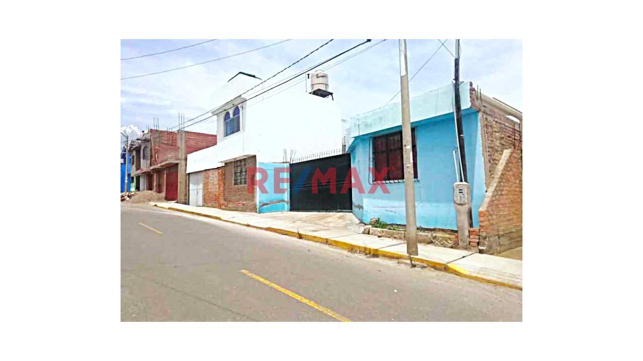 Ventade Terreno  Con Cochera , Ideal Para Generar Un Ingreso