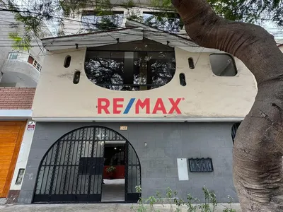 Venta De Flat Primer Piso Con Cochera Y Excelente Ubicación - Urb. Los Robles, Santa Anita