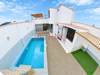 Esquina En Primera Fila: Triple Frente, Piscina Y El Mar Como Vecino